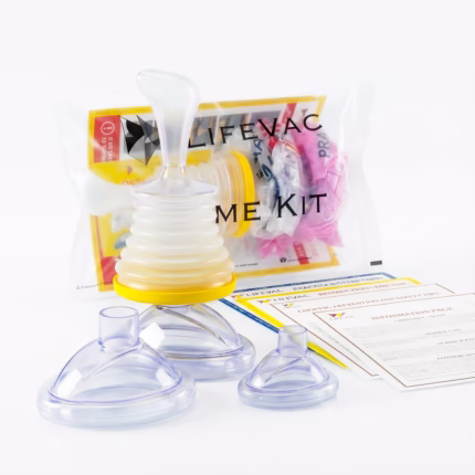 LifeVac Ev Seti tam içerik görüntüsü. Yetişkin ve çocuk maskeleri ile cihaz.